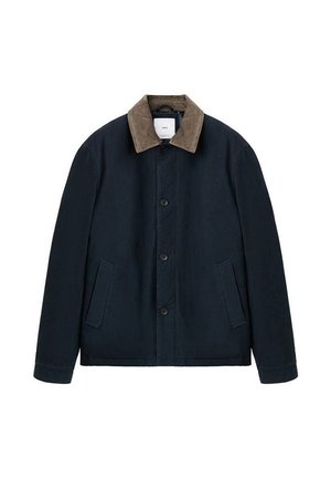 Navyblauwe jas van katoen met een bruine corduroy kraag. Voorzien van een knoopsluiting aan de voorkant en twee zijzakken. Glad van textuur.