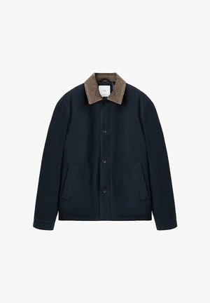 Navyblauwe jas van katoen met een bruine corduroy kraag. Voorzien van een knoopsluiting aan de voorkant en twee zijzakken. Glad van textuur.