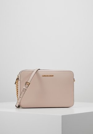 Rektangulær beige læder crossbody taske med guldkæde og justerbar rem, vist på en hvid piedestal.