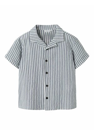 Košeľa s krátkym rukávom na zapínanie na gombíky s vertikálnymi modrými a bielymi pruhmi a širokým golierom.