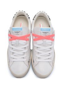 Sneaker in pelle bianca con lacci rosa e bianchi, dettagli grigi sui lati e linguetta testurizzata; include il marchio "CRIME" sul tallone.