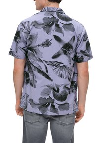 Koszula z krótkim rękawem w jasnym lawendowym kolorze z czarnym wzorem kwiatowym, z klasycznym kołnierzykiem i luźnym krojem. Tkanina wydaje się gładka.