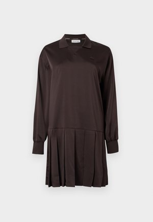 Robe à manches longues marron foncé avec col, jupe plissée et logo subtil sur la poitrine, présentée sur un fond clair uni.
