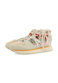 Zapatillas de lona beige claras con una mezcla de ante y malla, con acentos en tonos pastel de rosa, verde y naranja en una suela texturizada y un diseño de cordones único.