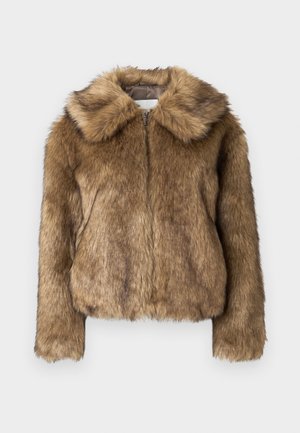 Braune Kunstfelljacke mit kurzem Schnitt. Verfügt über einen breiten Kragen, Reißverschluss und strukturierte Oberfläche. Weiches Aussehen, lange Ärmel.