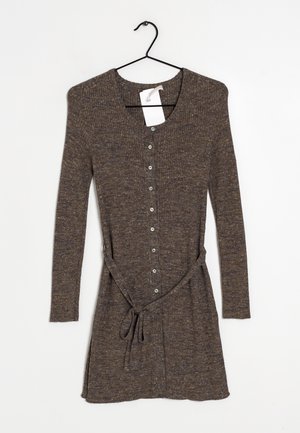 Robe en maille côtelée marron à manches longues avec boutons sur le devant et ceinture en tissu, suspendue sur un cintre noir sur fond blanc.