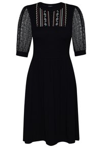 Robe noire avec de courtes manches en dentelle, encolure ronde et détails brodés en rouge et bleu sur le buste, jupe fluide, texture lisse.