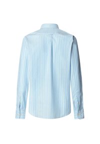 Camisa de manga larga azul claro con delgadas rayas verticales blancas, cuello de botón y detalles de pliegue en la parte posterior. Textura de tela suave.