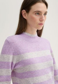 Lila und grauer gestreifter Strickpullover mit hohem Kragen, weichem Material und lässiger Passform. Verfügt über horizontale Streifen über dem Oberkörper.