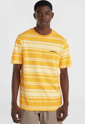 Camiseta a rayas amarillas con líneas blancas, de manga corta, cuello redondo y logo de O'Neill en negro en el área del pecho izquierdo. Hecha de algodón.