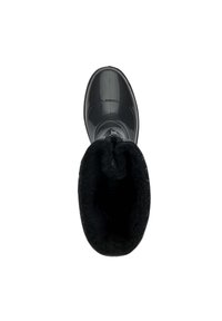 Botín negro impermeable con un material exterior brillante, suave forro de piel sintética negra, puntera redondeada y cierre de cremallera en la parte delantera. Suela plana.