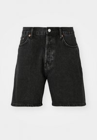 Sorte denimshorts med høj talje, fem-lomme design, kobberknapper og rå kant. Stoffet har en let tekstur med falmning.