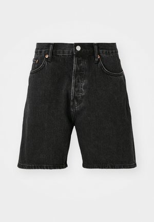 Schwarze Denim-Shorts mit hoher Taille, fünf Taschen-Design, Kupferknöpfen und einem rohen Saum. Der Stoff hat eine leicht strukturierte Oberfläche mit Ausbleichungen.