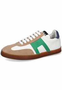 Sneaker caratterizzata da una combinazione di pelle bianca e suede beige, con accenti verdi, punta rotonda e lacci bianchi. Suola in gomma con una texture liscia.