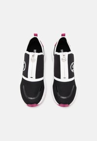 Ett par svarta, vita och rosa slip-on sneakers med framdragkedjor och MK-logotyp på sidorna, visade ovanifrån på en vit bakgrund.