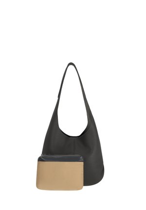 Geantă de umăr din piele neagră texturată, cu o curea lată, însoțită de o mică geantă bej și neagră cu fermoar în față.