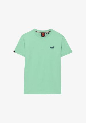 Jasnozielony t-shirt z krótkim rękawem i okrągłym dekoltem, z małym ciemnoniebieskim logo na lewej stronie klatki piersiowej oraz metką z rozmiarem wewnątrz kołnierzyka.