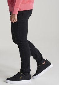 SIKSILK Vaqueros slim fit - black