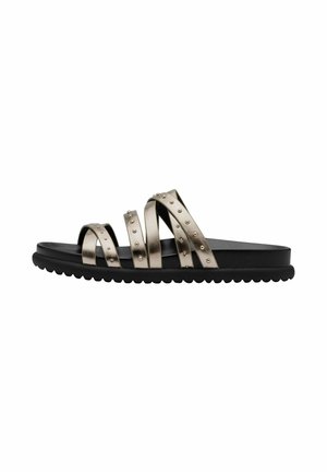 Slip sandal med sort sål og fire metalliske bronze stropper prydet med runde nitter henover toppen.