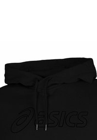 Schwarzer Kapuzenpullover mit Kordelzug, aus weichem Stoff und mit einem auffälligen Asics-Logo in leicht erhabener Druckschrift auf der Vorderseite.