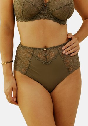 Ensemble de lingerie taille haute vert olive avec des détails en dentelle florale et une finition en tissu lisse, rehaussé par un petit embellissement métallique.