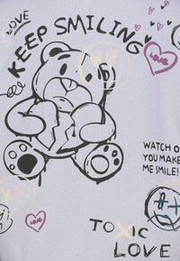 Lichtpaars stof met een versleten cartoonbeer die een gebroken hart vasthoudt. Zwarte tekst bevat "HOU DOOR" en "TOXISCHE LIEFDE," met verschillende krabbels.