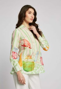Overhemd met knoopsluiting, voorzien van een groen en roze gestreept patroon met grote aquarelgraphics van fruit en dranken. Lange mouwen, relaxte pasvorm.