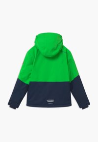 Giacca impermeabile verde e blu navy con cappuccio, dotata di maniche lunghe, dettagli riflettenti e un design a blocchi di colore sull'orlo.