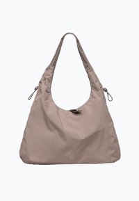Breed schoudertas van licht taupe stof met een zachte textuur, voorzien van een trekkoordsluiting en een afgeronde bovenopening. Merken zichtbaar.