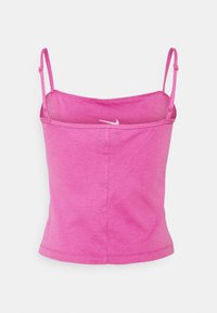 Rosa bomullscamisole med justerbara spagettiremmar och rund halsringning. Har en liten vit logotyp fram. Slät textur.