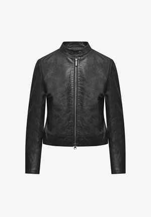 Giacca in pelle nera con colletto rialzato, chiusura frontale con zip, maniche lunghe e una texture liscia. Presenta un design minimalista e nessun hardware visibile.