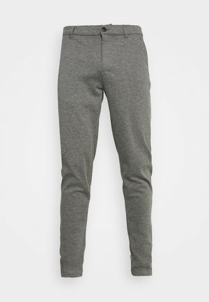 Pantaloni in cotone grigio misto con vestibilità slim, chiusura con bottone e texture sottile. Tessuto liscio senza motivi o dettagli visibili.