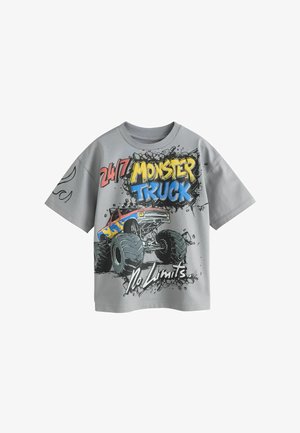 Grå T-shirt med korte ærmer med farverig monstertruck-grafik og teksten "24/7 Monster Truck No Limits" samt et lille flammedesign på ærmet.