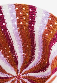 Strickmütze mit einem mehrfarbigen Streifenmuster in den Farbtönen Rot, Pink, Orange und Lavendel. Verfügt über ein lässiges Design und eine offenmaschige Textur.