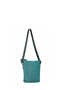 Sac crossbody en tissu vert avec une forme plate, bandoulière noire réglable, quincaillerie argentée et poche avant. Fini texturé, design moderne.