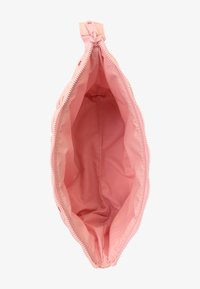 Rosa nylonpung med glidelås på toppen, med en glatt innvendig fôr. Designet er enkelt, uten ytre lommer eller dekorasjoner.