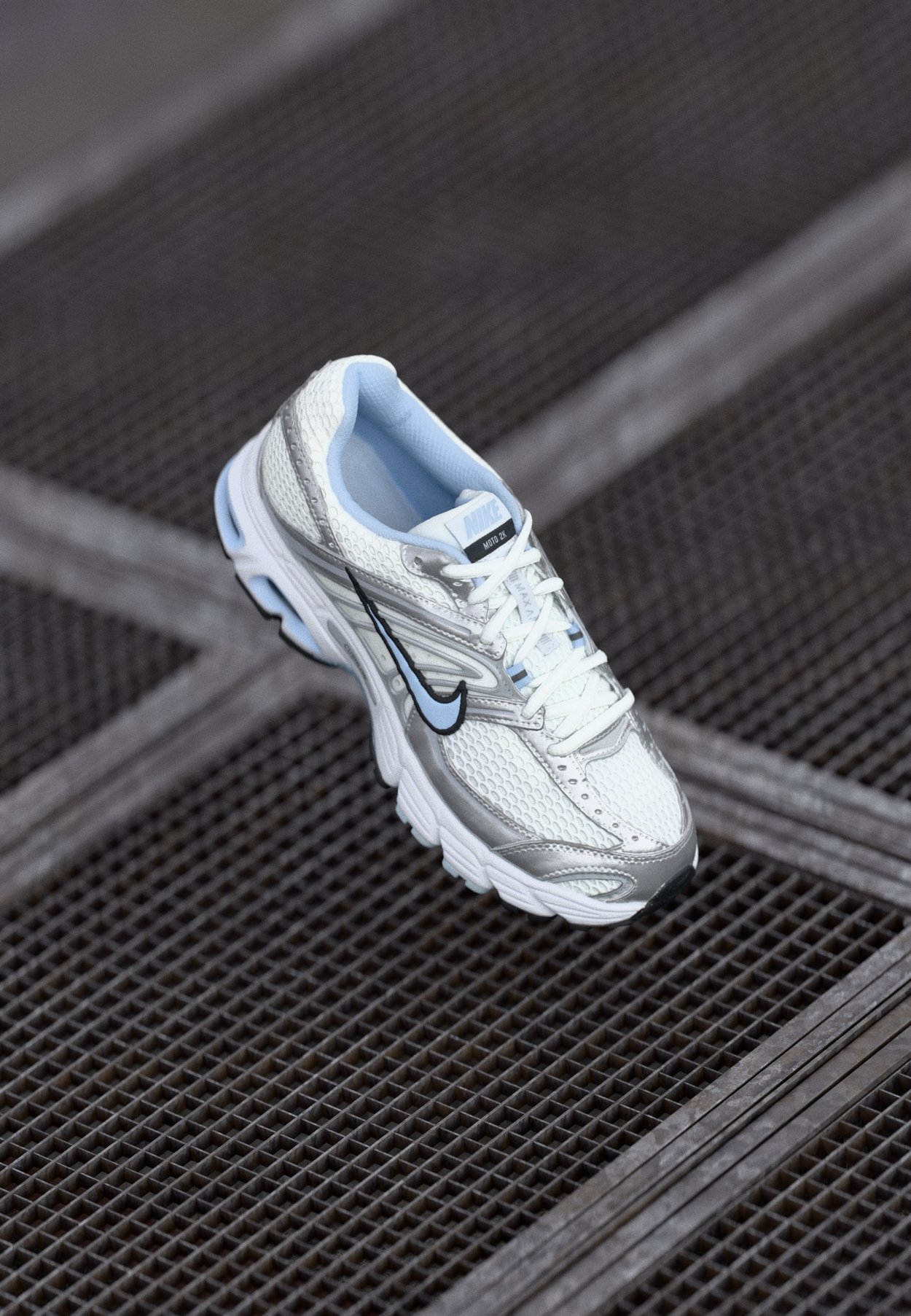 W NIKE AIR MAX MOTO 2K