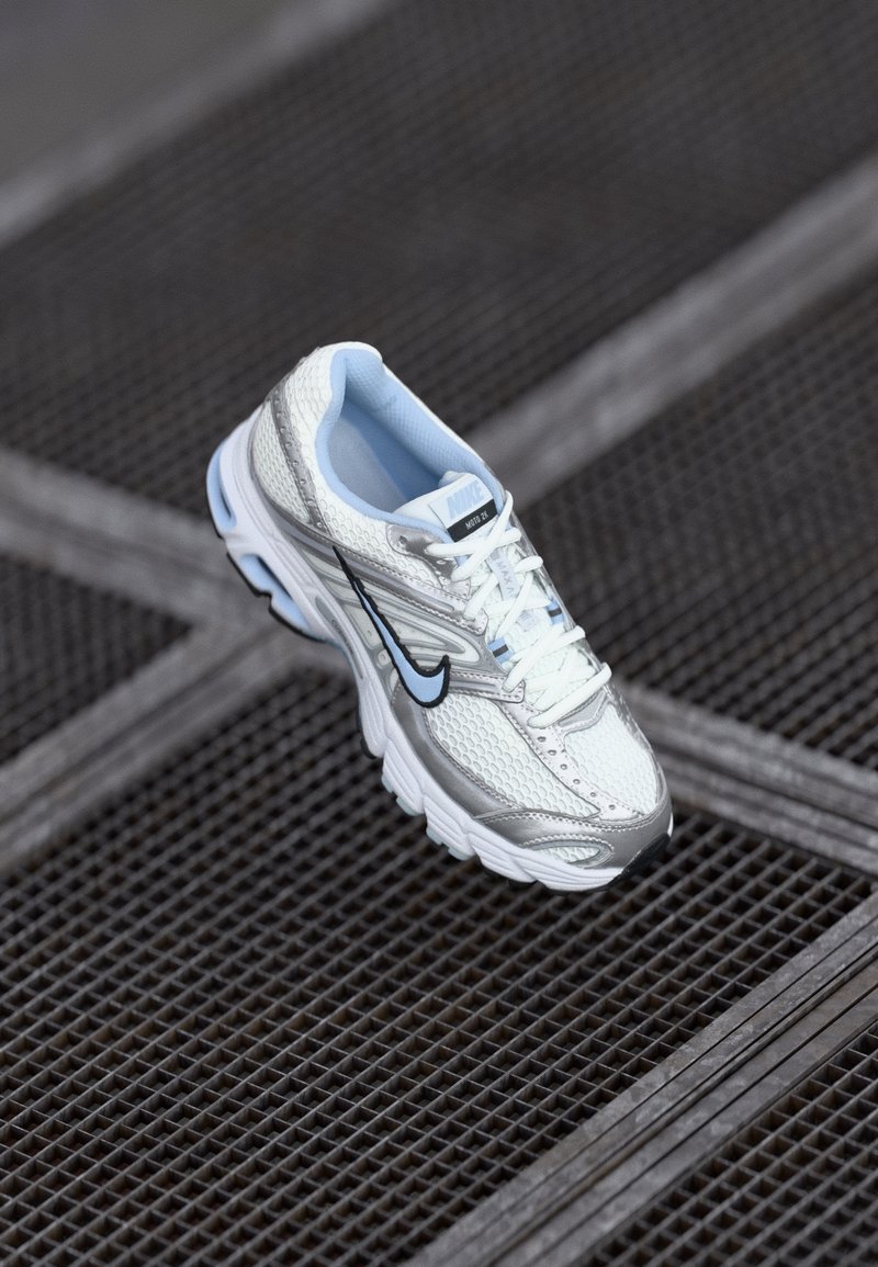 AIR MAX MOTO 2K white/hydrogen blue/metallic silver-coloured/black/flat silver-coloured/white