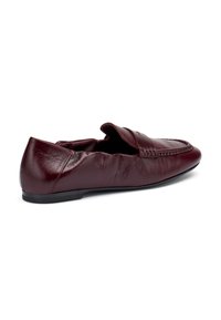 Mocassino in pelle bordeaux con punta cucita, suola flessibile e tomaia ripiegata. Texture liscia e design minimale.