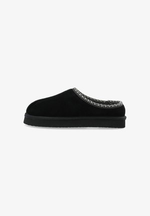 Black slip-on slipper with cushioned sole and patterned gray fabric lining around the opening, shown in side profile on white background.