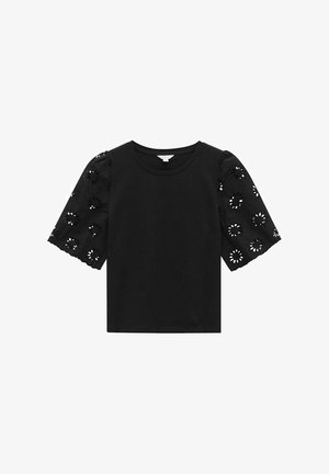 Czarny T-shirt z krótkimi bufkowatymi rękawami ozdobionymi haftem z dziurek i kwiatowymi wycięciami. Gładka tkanina z okrągłym dekoltem.