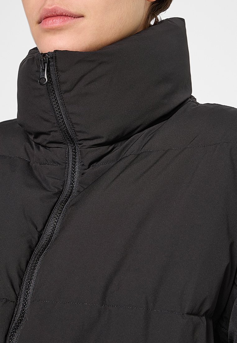 Schwarze gepolsterte Jacke mit hohem Kragen, Frontreißverschluss und glatter Textur. Betonung auf dem strukturierten Design und der enganliegenden Passform.