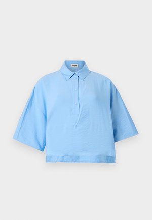 Heledsinine lühikeste varrukatega polo särk, millel on krae ja kolm nuppu ees. Sile kangas ja mugav, laiem sobivus.