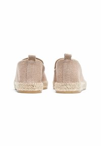 Blotevoeten espadrilles met een gestructureerde beige stofupper en een met jute omhulde zool, met een platte hak en trekpunten voor gemakkelijk aan- en uittrekken.