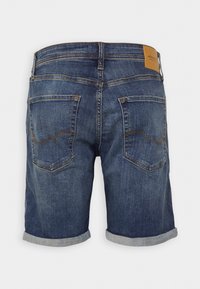 Jeansshorts i mörkblått med en blekt finish, fem fickor, upprullade fållar och kontrasterande sömmar. Lädermärke på baksidan av midjan.