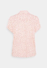 Korte mouwen blouse in lichtroze met rood stippenpatroon. Heeft een kraag, plooien aan de achterkant en een ontspannen pasvorm voor comfort.