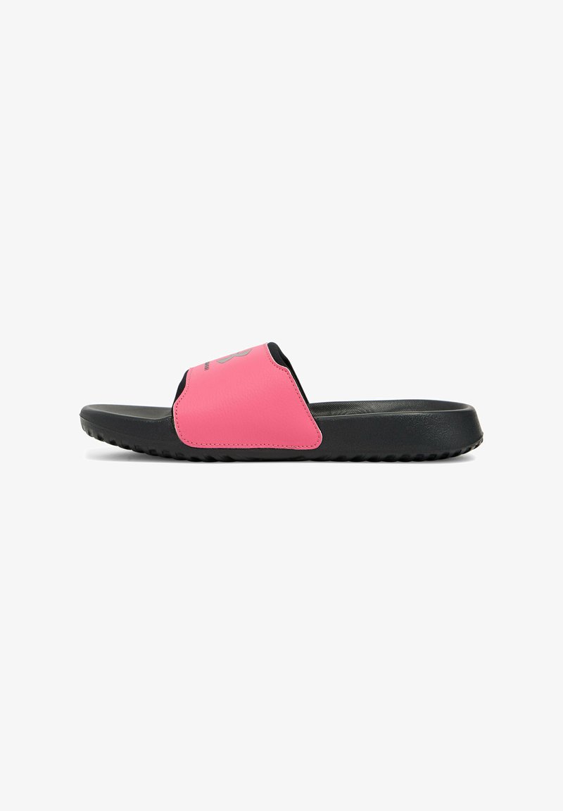Pink slide sandal med en bred rem, sort sål, tekstureret fodseng og skridsikker ydersål. Har et præget logo på remmen.
