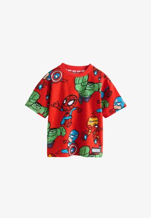 Tricou roșu din bumbac, cu un design imprimat cu supereroi Marvel, inclusiv Spider-Man și Hulk, cu gât rotund și mâneci scurte.
