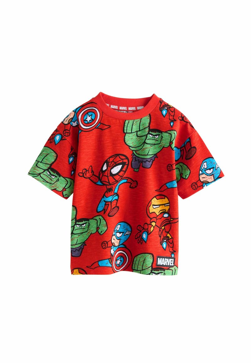 Tricou roșu din bumbac, cu un design imprimat cu supereroi Marvel, inclusiv Spider-Man și Hulk, cu gât rotund și mâneci scurte.
