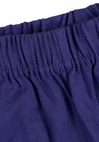 Fascia elastica viola con texture arricciata, abbinata a un tessuto morbido e leggero sottostante. Superficie liscia e vestibilità flessibile.